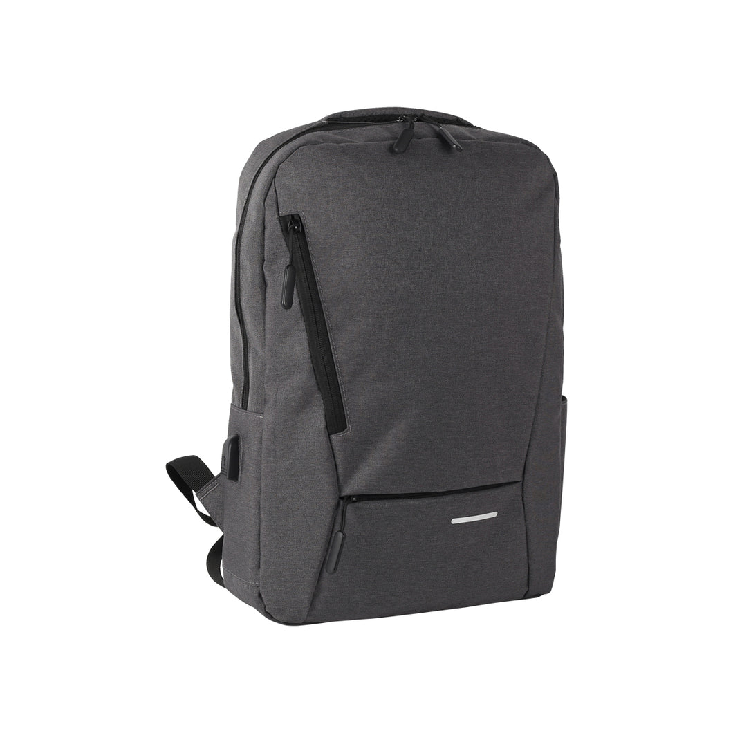 Mochila tipo backpack fabricada en poliester con 2 bolsillos frontales